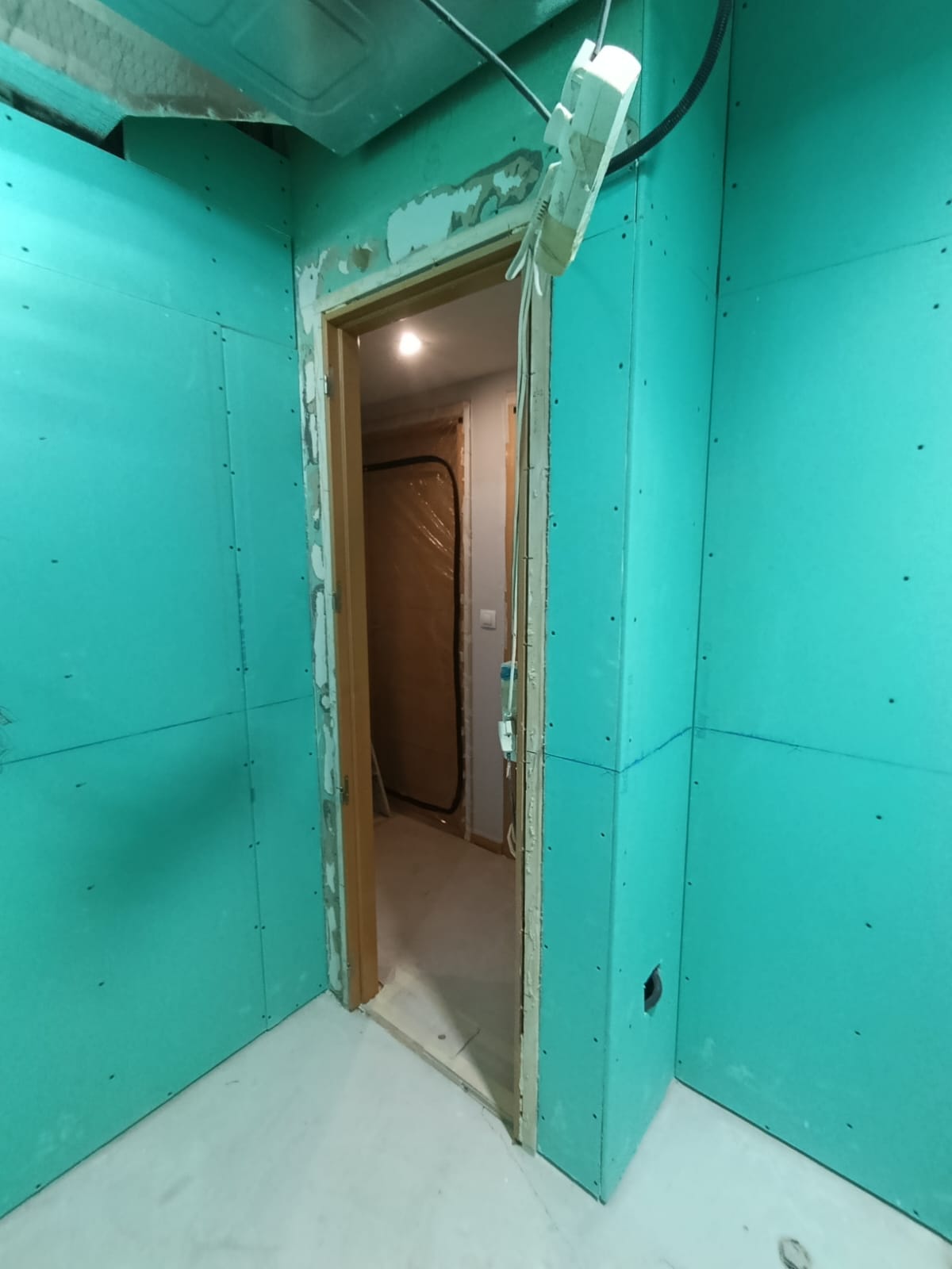 Baño reformado con ducha de obra, mampara de cristal y ducha efecto lluvia — antes