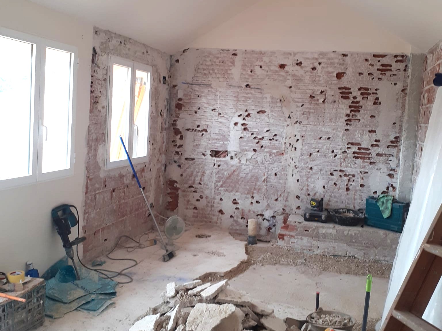 Armario a medida abuhardillado con puerta corredera en dormitorio bajo cubierta — antes